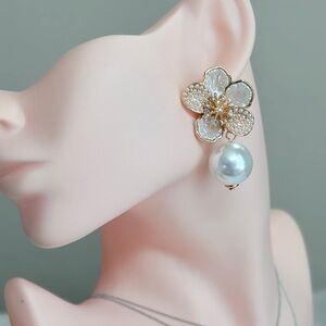 ⚜️ Elegant Gold and Pearl Flower Earrings
